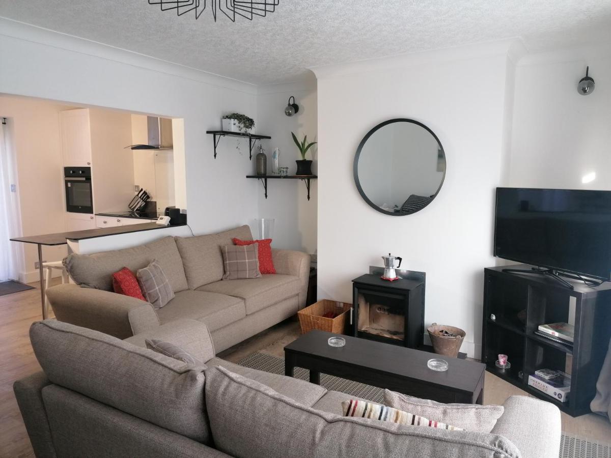Port Side - Ideal Seaside Getaway - Parking - Wood-burner - Dog Friendly Holiday home
