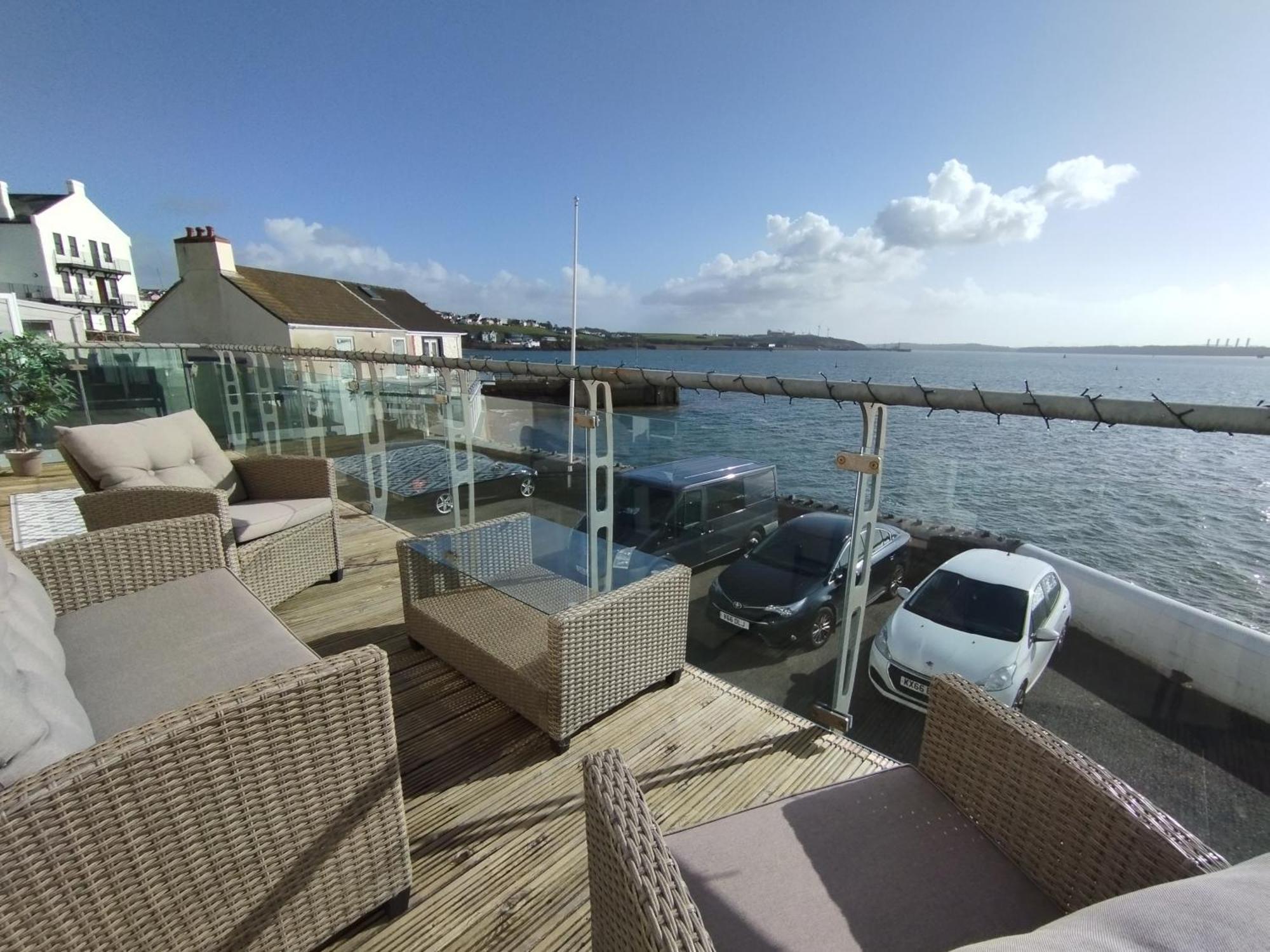 Waterfront Location, Balcony, Sea Views, Free Parking Holiday home *