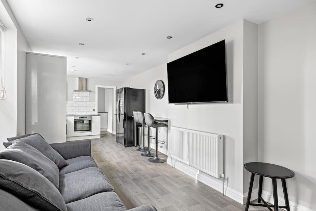 Brand New 5 Bedroom House Holiday home