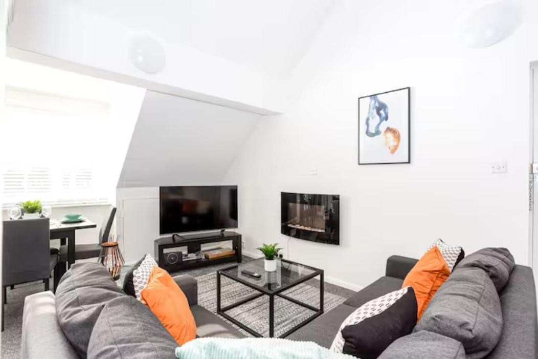 Loft Style W/ Parking, In Leigh-on-sea Apartment *