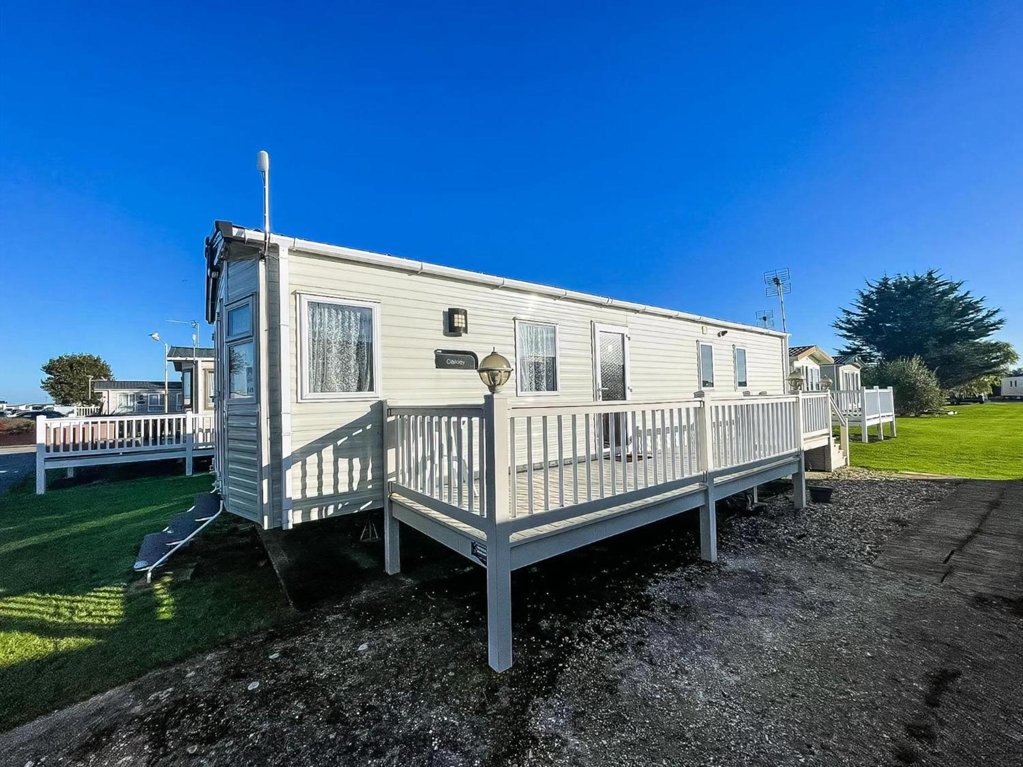 6 Berth Caravan With Decking At Seawick In Essex Ref 27549sw Campsite