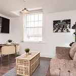 Prestige Stay Aparthotel - Cavern Quarter Party Apartments