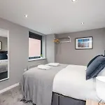 Host Apartments - Contemporary 3 Bed Apt With Balcony - Perfect For Long Stays