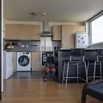 Stunnning 2 Bed Apt Sleeps 5 With City Views