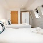 Trafalgar House Apartment One