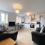 Air Host And Stay - Young House One Apartment - 2 Bedroom Sleeps 5