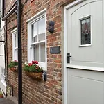 Taylor'S Cottage