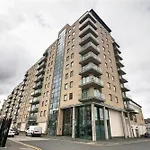 Modern 2 Bed Apartment With Balcony