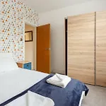 Stylish 2 Bed 2 Bath *Close To Beach And Centre With Parking*