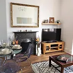 Beautifully Renovated 2 Bed Flat - Close To Beach