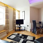 Queens Mansions: Lakeland Suite