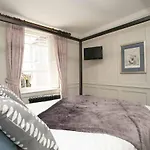 Medieval Town House - Walled Garden Sleeps 8