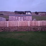 Allibella Shepherds Hut, Amazing Seaview, Private Garden, Pet Friendly