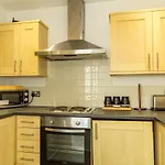 Serviced Apartment In Liverpool City Centre - Free Parking - Balcony - By Happy Days