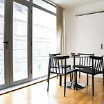 Serviced Apartment In Liverpool City Centre - Free Parking - Balcony - By Happy Days