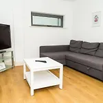 Serviced Apartment In Liverpool City Centre - Free Parking - Balcony - By Happy Days