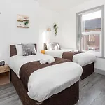 Superb Spacious House For Contractors & Families & Private Parking By Liverpool Short Stay
