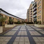 Modern 2 Bed Apartment With Balcony