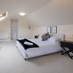 Luxury Living, Stylish Modern Apartment In The Heart Of Ryde