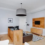 Altido 2-Br Apt Directly Next To Edinburgh Castle