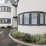 Flat 2, 38 Preston Road