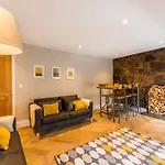 City Centre, Newly Refurbished Stylish Apartment