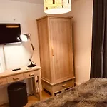 2 Bed Dockland Apartment - Free Parking