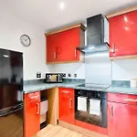 Stay At Neptune With Parking Space - Tv In Every Bedroom!