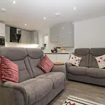 Flat 2, 38 Preston Road