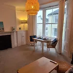Centrally Located, Comfortable Apartment Near Station, Beach And North Laines
