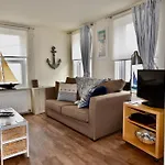 Boat House Sleeps 4 In The Centre Of The Sailing Mecca Of Cowes
