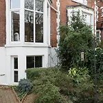 Stopover At Albany Garden Apartment With Great Outdoor Space