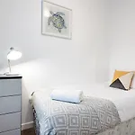 Perfect Location With Parking -Jersey Lodge