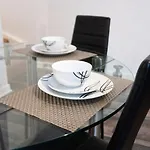 Perfect Location With Parking -Jersey Lodge