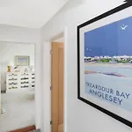 Ty Bychan - Sea Views - 4 Bed Bungalow-Ravenspoint