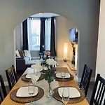Modern & Luxurious Central Home - Free Parking