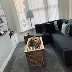 Stylish Home - Central - Free Parking