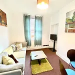 4 Bedroomed Maisonette In City Centre, Near Barbican & Seafront