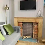 Harbour Cottage-Stunning View! Central Falmouth Garden Cottage