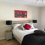 Newcastle Seafront Apartment With Wifi And Parking