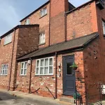 Be My Guest Liverpool - Ground Floor Apartment With Parking