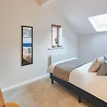Host & Stay - Skyline Apartment