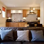 Modern 2 Bedroom City Centre Flat