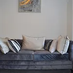 Spacious 3 Bedroom Flat In The City Centre