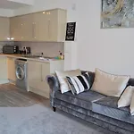 Spacious 3 Bedroom Flat In The City Centre