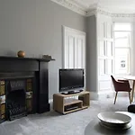 Stylish 2 Bedroom Bruntsfield Apartment In Edinburgh