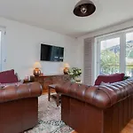 Holyrood Residence - Luxury Apartment With Parking