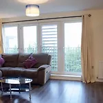 Large And Modern 2 Bed 2 Bath Edinburgh Apartment