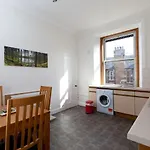 Spacious And Bright Polworth Flat