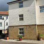 Sunny Spacious Apartment 2 Minutes From The Beach!